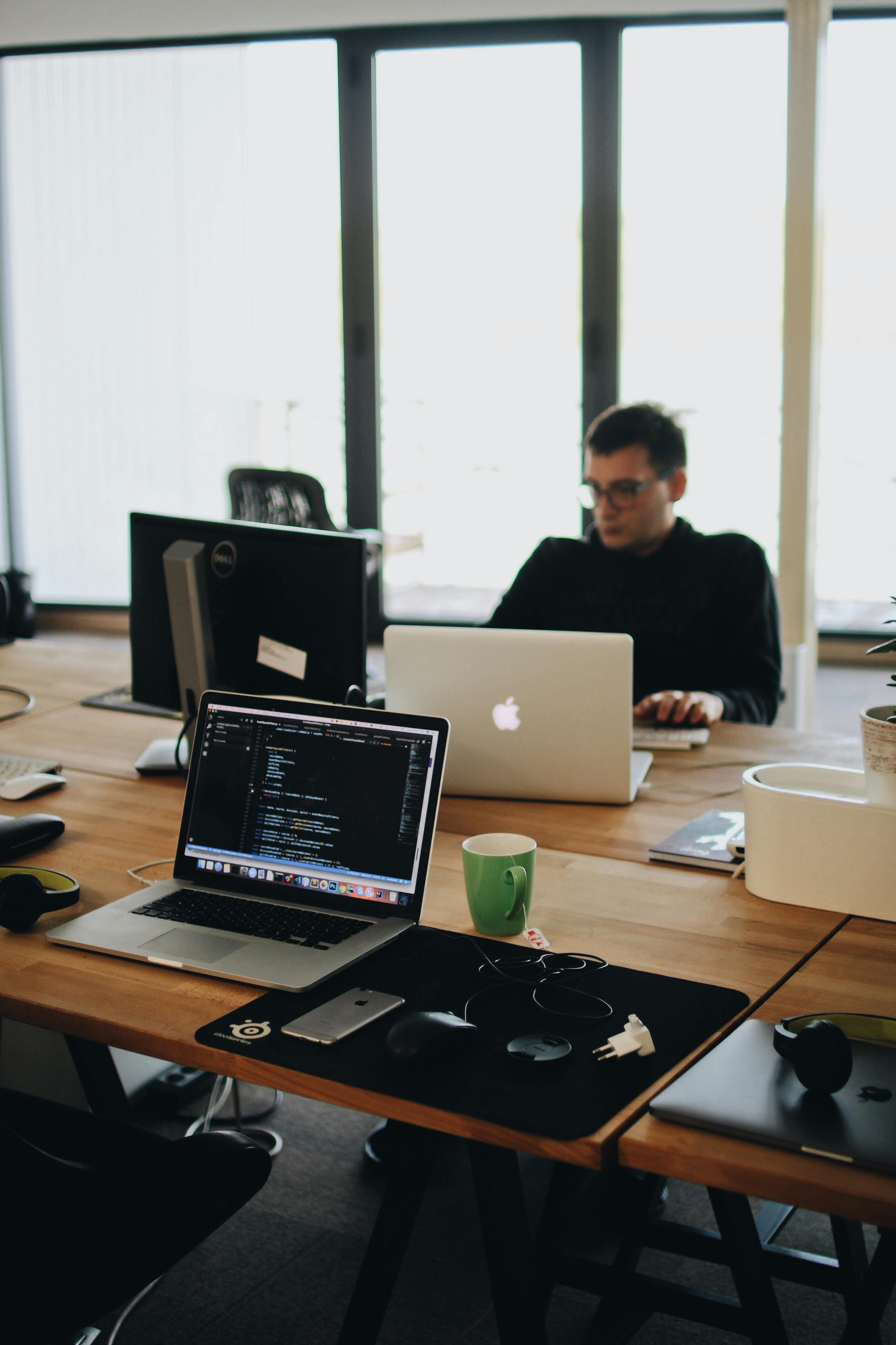 Equipo de Neuralo trabajando en soluciones digitales para empresas